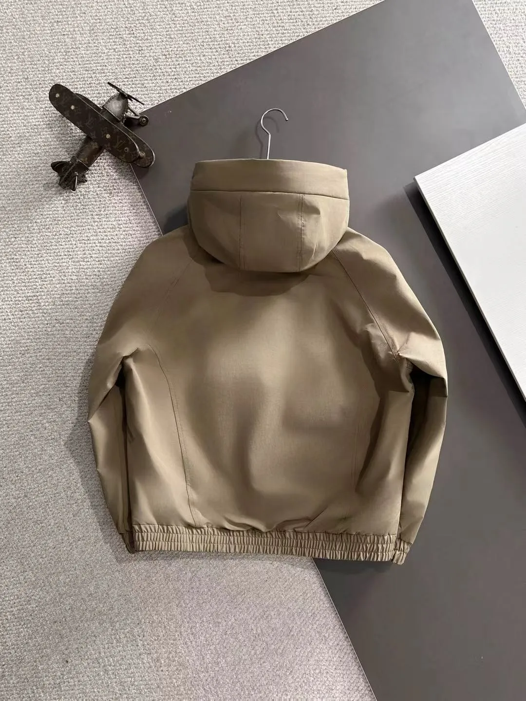 Two-day delivery time P960 Big Goose 🔥🔥 High-end customization 2025 winter official website's latest popular down jacket. Original custom-made hardware accessories for customers, all imported and original customization. Welcome to compare at the counter. Absolutely high quality. Use top-grade 90 white goose down. Super soft. Filled with fluffy and full feathers. Super heavy work. Fabric workmanship is excellent. The version is super perfect. Note⚠The fabric is super comfortable. Exclusive model. High-end quality. A must-have warm and protective artifact in winter. Size: M-3XL